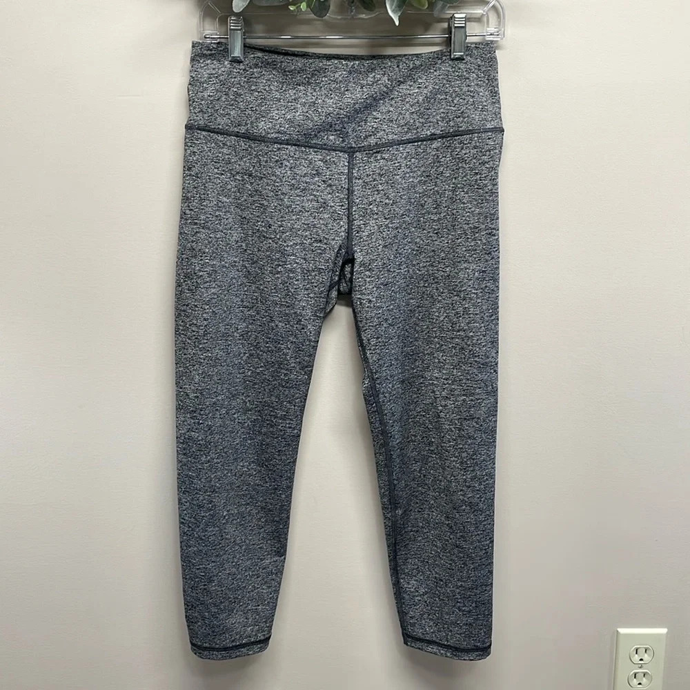 NWOT Victoria’s Secret VSX Sport Knockout Capri Leggings Gray Marl M